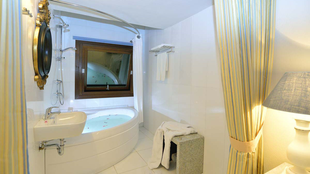 Honeymoon Suite Indoor Jacuzzi